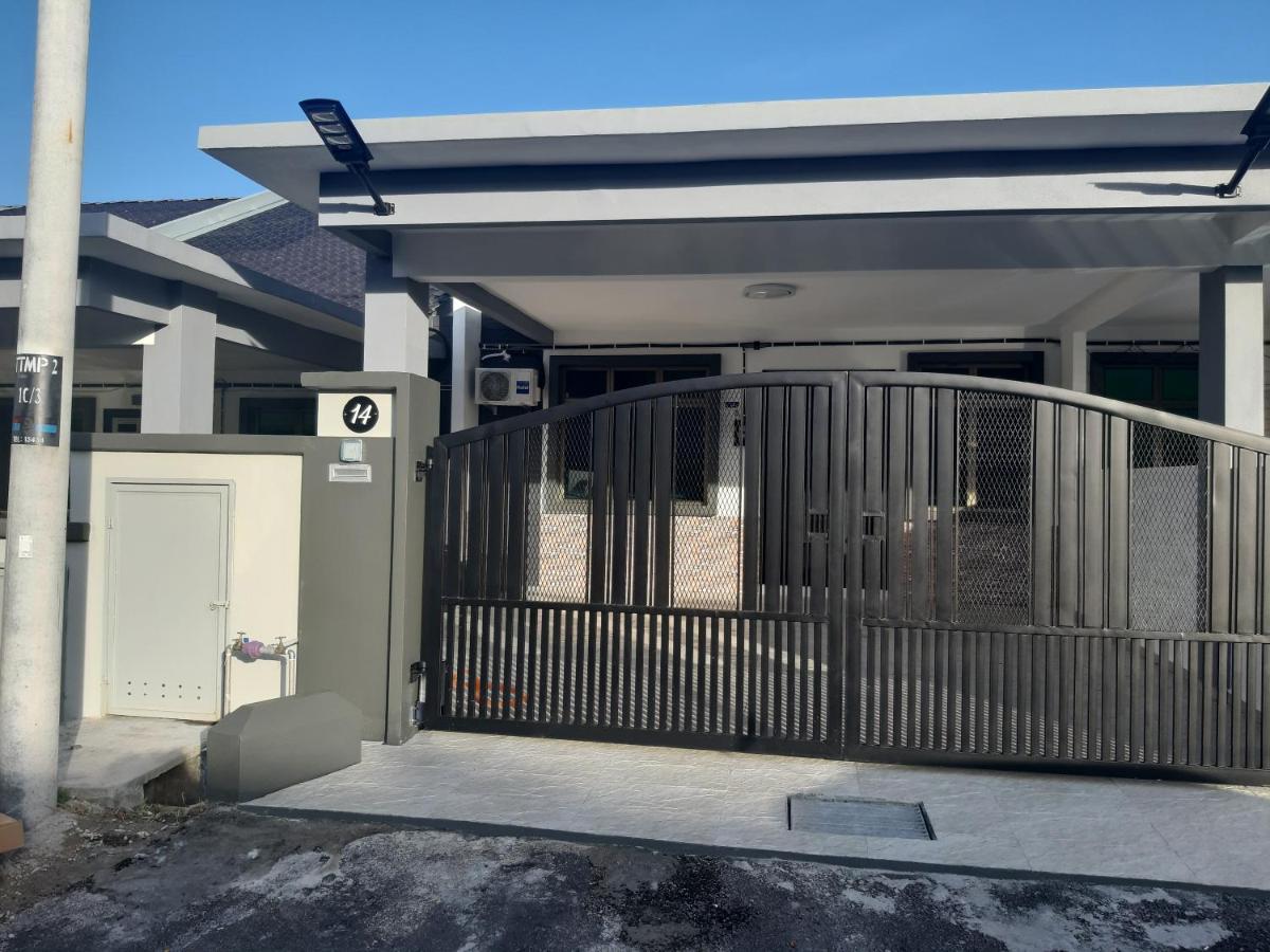 Rumah Armand Melaka 4Br Fully Aircond ภายนอก รูปภาพ